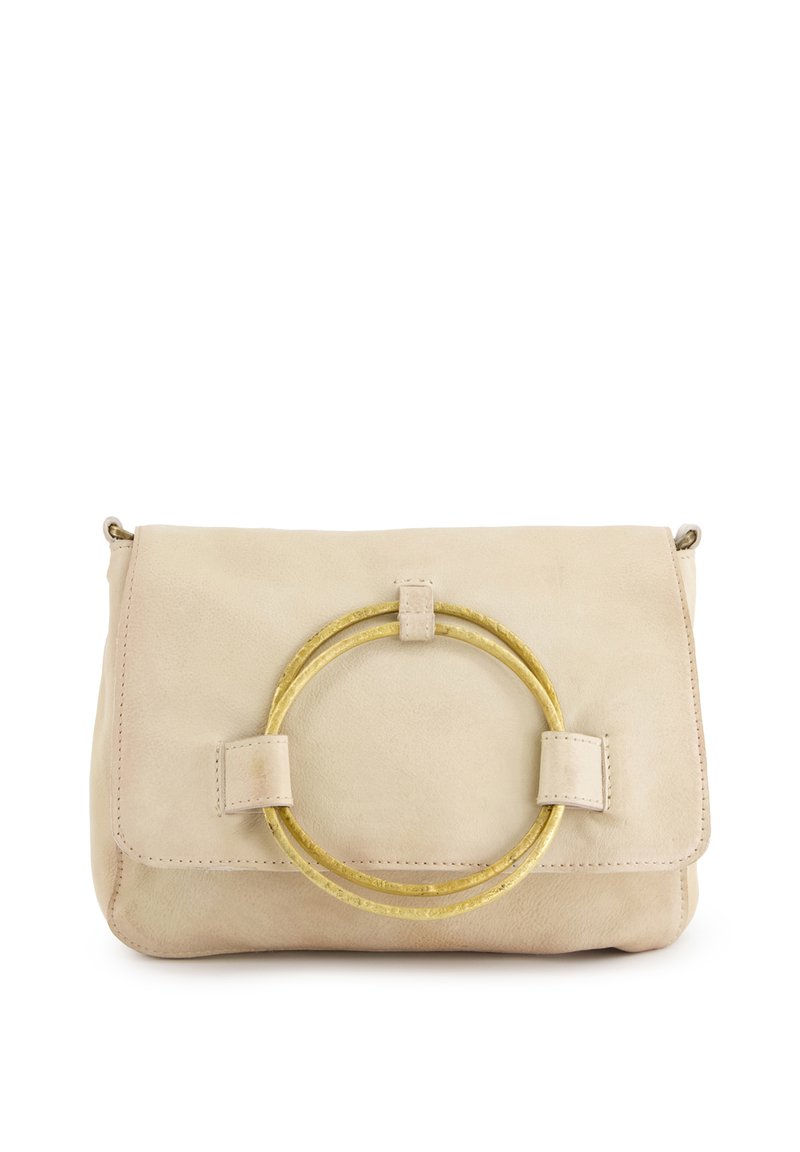 Beige Leder-Clutch mit einem goldenen runden Akzent. Verfügt über einen Klappverschluss und eine glatte Textur. Kompakte und moderne Gestaltung.