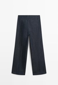 Dunkelblaue, breitbeinige Jeanshose mit Gürtelschlaufen und zwei horizontalen Gesäßtaschen, flach auf weißem Hintergrund dargestellt.