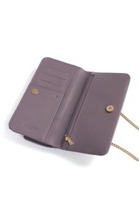 Portafoglio in pelle texturizzata viola con hardware dorato, dotato di più scomparti per schede, una tasca con zip e una tracolla rimovibile.