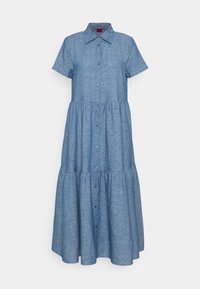 Robe midi bleu clair à manches courtes, boutonnée, avec une jupe à volants et un col pointu.