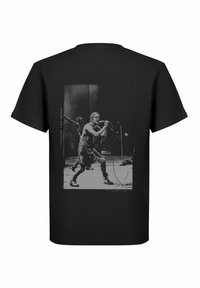 Zwarte katoenen t-shirt met een grote monochrome grafiek van een artiest die zingt, in een dynamische houding met textuurdetails.