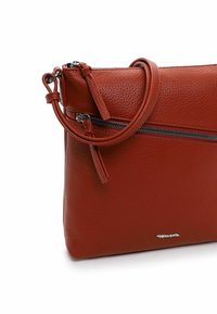 Borsa a tracolla rossa in pelle con finitura testurizzata, presenta una zip superiore con hardware in argento e una tracolla staccabile.
