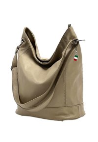 Beige leren handtas met een slouchy ontwerp, een schouderriem en een klein Italiaans vlaggenbedel. Beschikt over een gestructureerd oppervlak en een bovenste sluiting.