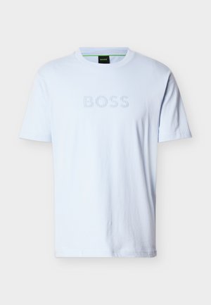 Camiseta de manga corta y cuello redondo en azul claro con letras texturizadas "BOSS" en el pecho y una etiqueta negra de la marca dentro del cuello.