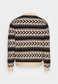Maglione lavorato a maglia con un motivo geometrico in beige, marrone e nero. Presenta un colletto e polsini a costine, maniche lunghe e orlo dritto.