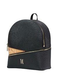 Sac à dos noir texturé avec fermeture éclair dorée, accent en motif de carte beige, et logo doré à l'avant, sur fond blanc.