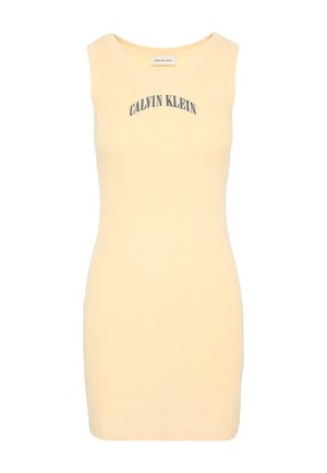 Robe jaune pâle ajustée sans manches, avec un col rond et le logo « Calvin Klein » en lettres bleues sur la poitrine.