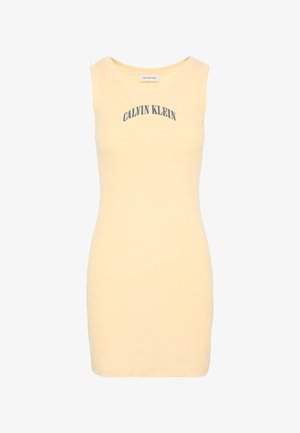 Robe jaune pâle ajustée sans manches, avec un col rond et le logo « Calvin Klein » en lettres bleues sur la poitrine.