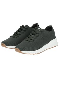 Zapatillas deportivas de color verde oscuro, tricotadas, con suelas de goma en blanco y beige, que presentan cordones redondos y un acento de logo en la lengüeta.