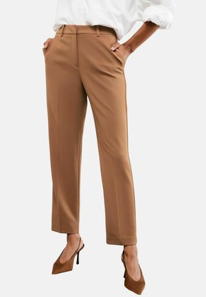 Brown tailored trousers made of smooth fabric, featuring a straight fit, two side pockets, and a mid-rise waistband.