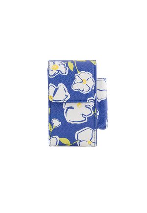 Portefeuille floral bleu avec des fleurs blanches et des feuilles vertes, en cuir texturé, avec rabat, et des détails de coutures visibles.