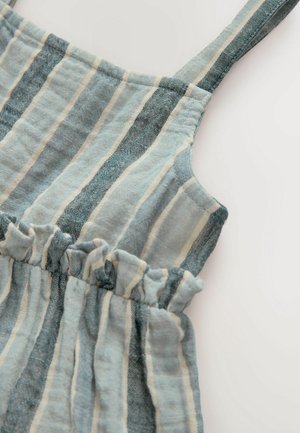 Robe en coton rayée bleue et blanche, avec des bretelles réglables, une taille froncée et un tissu léger et texturé.