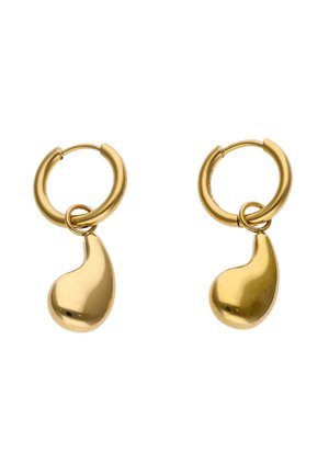 Een paar gepolijste gouden oorringen met elk een glad, onregelmatig gevormd gouden druppelvormig hangertje dat binnen de ring hangt.