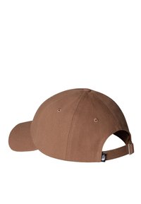 Gorra marrón de tela con visera curvada, correa ajustable en la parte trasera y agujeros de ventilación a los lados.