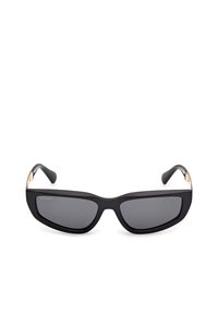 Ochelari de soare negri cu un design elegant și unghiular, lentile întunecate și accente aurii pe tâmple, fabricați dintr-un material plastic durabil.