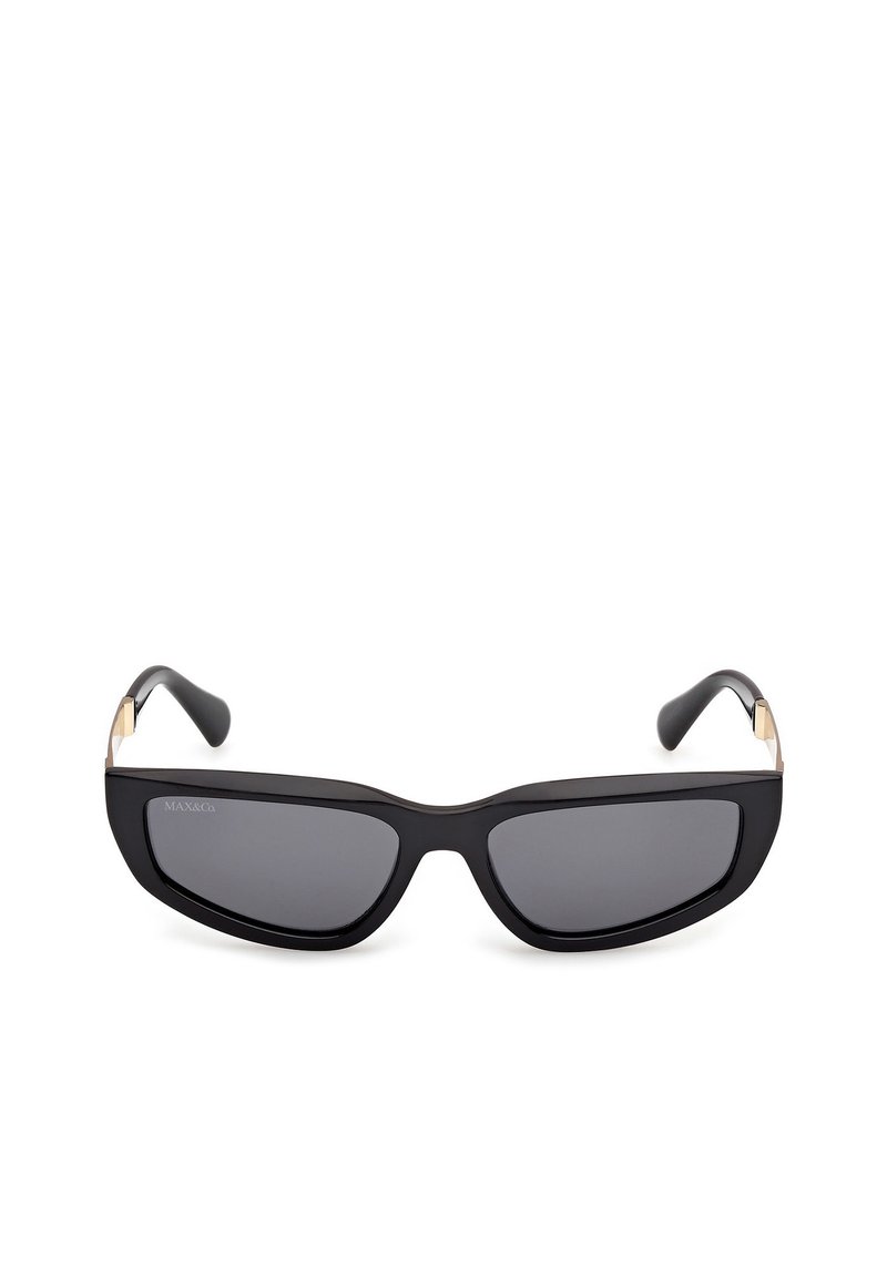 Ochelari de soare negri cu un design elegant și unghiular, lentile întunecate și accente aurii pe tâmple, fabricați dintr-un material plastic durabil.