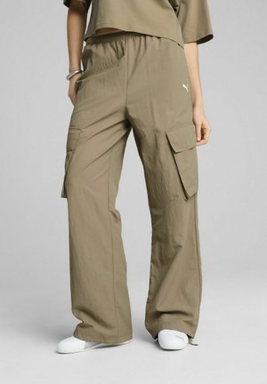 Pantaloni cargo verde oliva, realizzati in tessuto leggero. Caratterizzati da una cintura elastica, tasche laterali e una vestibilità comoda. Dettaglio del logo bianco.