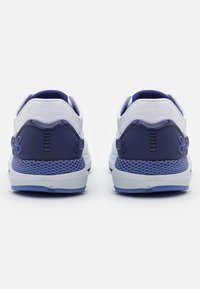 Scarpe sportive con tomaia in mesh bianco, dettagli blu e retro testurizzato. Presentano una suola ammortizzata e un design traspirante per il massimo comfort.