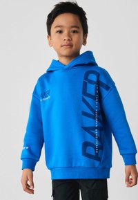 Blauwe hoodie met een groot gedrukt logo in donkerblauw, zachte textuur, kangoeroezak en ribgebreide manchetten en zoom. Ontworpen voor een relaxte pasvorm.