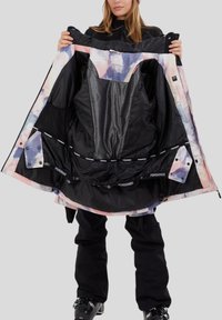 Skijas met een kleurrijke abstracte voering, zwarte buitenlaag, mesh interieur en logo-accenten. Voorzien van verschillende binnenzakken.