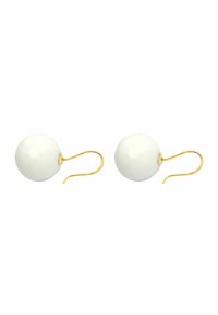 Orecchini in ceramica bianca con finitura lucida, caratterizzati da perle sferiche lisce e ganci in metallo dorato per una vestibilità sicura.