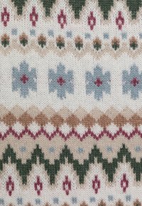 Strikkemønster med skiftende geometriske former i blå, grøn, burgunder og beige på en cremefarvet baggrund, med en tekstureret overflade.