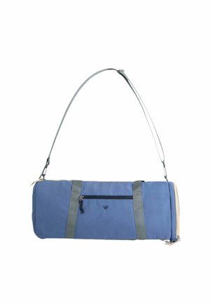 Bolsa cilíndrica azul para esterilla de yoga con correas grises, correa de hombro ajustable y bolsillo externo con cremallera en la parte delantera.