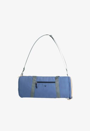 Bolsa cilíndrica azul para esterilla de yoga con correas grises, correa de hombro ajustable y bolsillo externo con cremallera en la parte delantera.