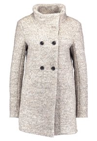 Cappotto in misto lana color marrone chiaro con colletto alto, chiusura doppiopetto a bottoni e superficie testurizzata. Lunghezza media e linea leggermente aderente.