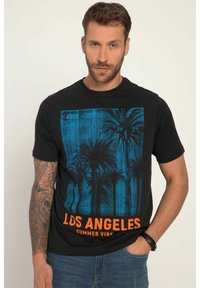 Černé bavlněné tričko s modrou grafikou palmy a textem "LOS ANGELES SUMMER VIBE" v oranžové barvě ve spodní části. Krátké rukávy.