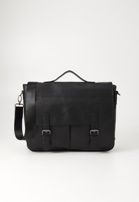 Svart lær messenger bag med flat topp, justerbar skulderreim, to frontspenner og et håndtak på toppen. Glatt tekstur, minimalistisk design.