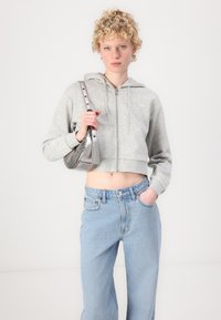 Abercrombie & Fitch Curve Love High Rise 90s Relaxed Jean - Wide Leg - med/light