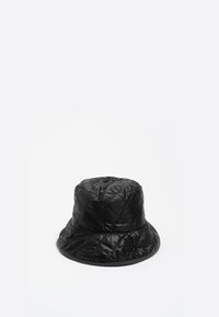 Czarna, pikowana czapka typu bucket z błyszczącym wykończeniem, z szerokim, płaskim rondem i usztywnioną koroną. Wykonana z lekkiego, wyściełanego materiału.