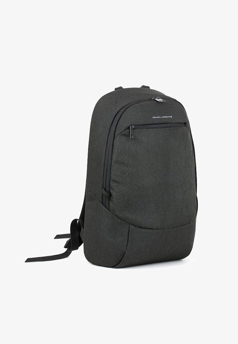 Czarny plecak z tkaniny o gładkiej fakturze, zaokrąglonym kształcie, z przednią kieszenią na zamek błyskawiczny i regulowanymi, wyściełanymi paskami. Minimalistyczny design.