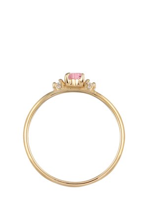Auksinis žiedas su stačiakampiu rausvu brangakmeniu centre, šone puošiami du maži skaidrūs brangakmeniai, baltame fone.