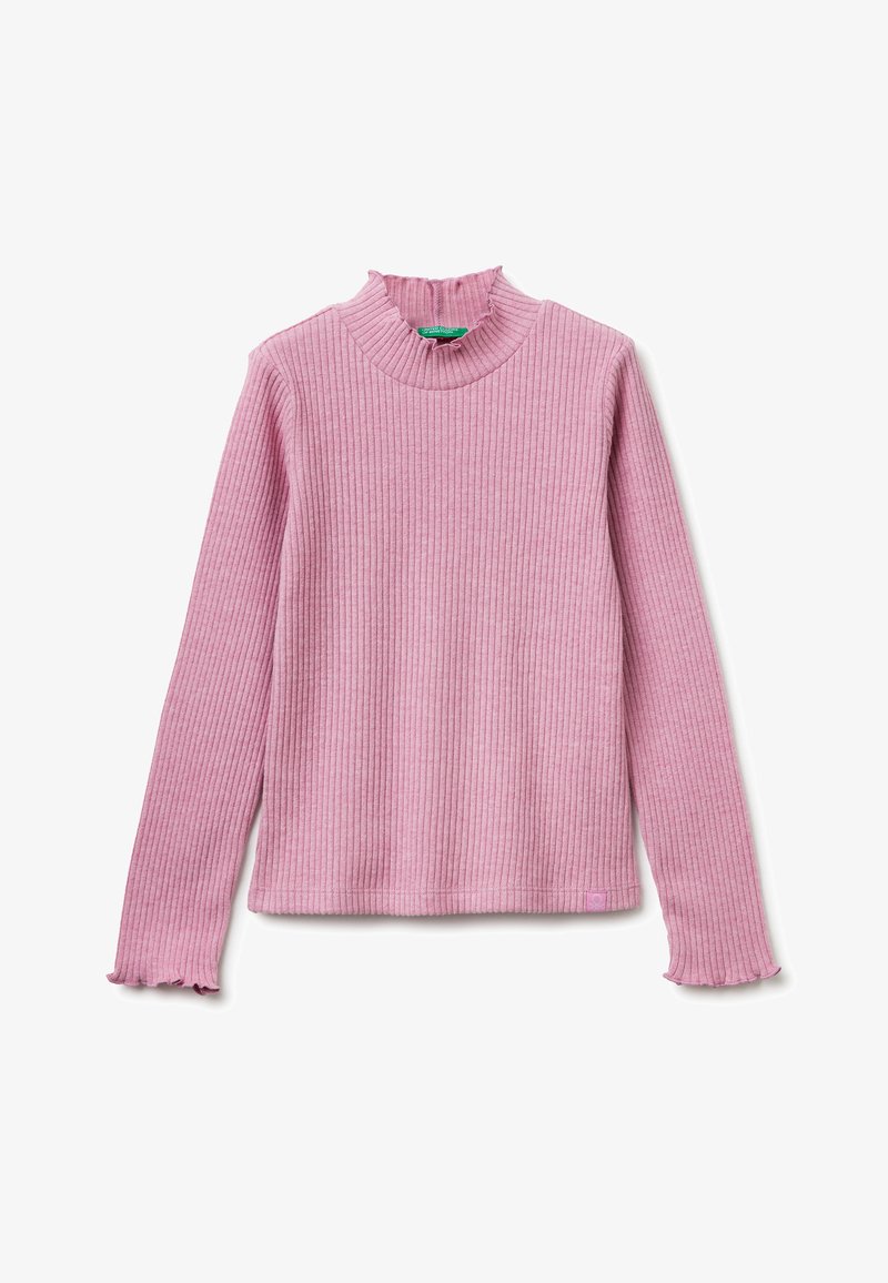 Gerippter rosa Pullover mit langen Ärmeln, hohem Kragen und rüschigen Kanten. Hergestellt aus weichem Stoff mit lockerer Passform, versehen mit einem kleinen Logo am Saum.