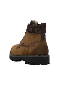 Stivale alla caviglia in suede marrone con suola nera resistente, colletto imbottito marrone scuro con stampa "18" e linguetta sul tallone.