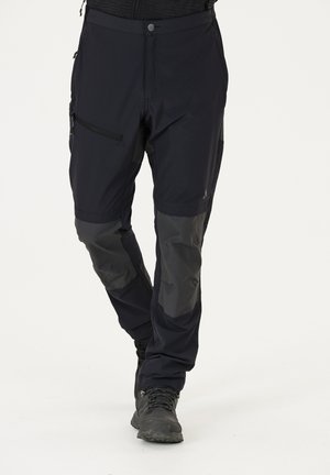 Schwarze Outdoor-Hosen mit einem Softshell-Design, verstärkten grauen Knie-Patches, Reißverschlusstaschen vorne und einem schmalen Schnitt. Strapazierfähiger Stoff für Bewegungsfreiheit.