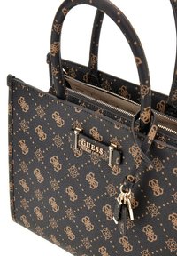 Borsa a mano in pelle nera con un design a motivo nei toni dell'oro. Presenta doppi manici, una chiusura con zip e un logo metallico di marca.