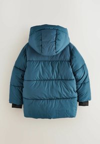 Veste matelassée teal avec une capuche, dotée de panneaux cousus et de poignets en tricot noir. L'arrière présente le texte en relief "BAKER" au niveau de l'ourlet.