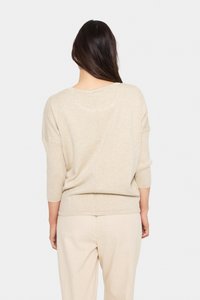 Beige kötött pulóver háromnegyedes ujjakkal, széles nyakkivágással és laza szabással, hátulról látható. Texturált anyag finom varrásokkal.