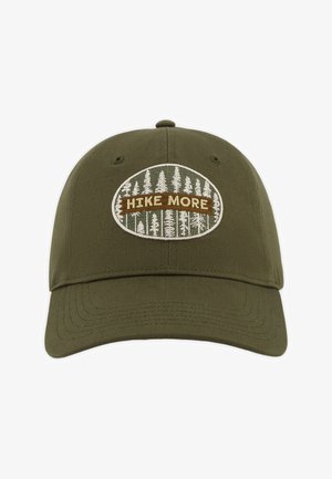 Casquette de baseball vert olive avec un patch ovale représentant des pins blancs et une bannière marron portant l'inscription « HIKE MORE » à l'avant.