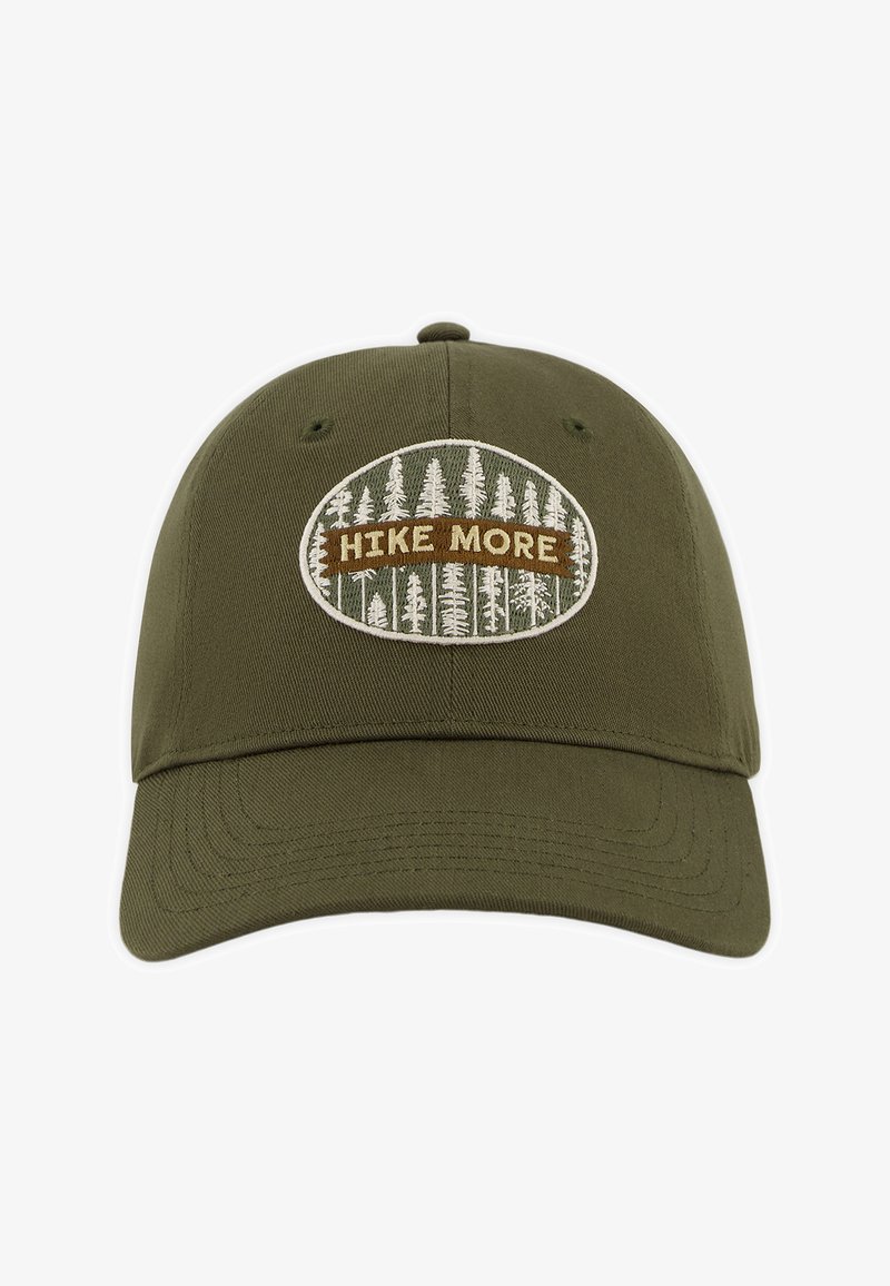 Casquette de baseball vert olive avec un patch ovale représentant des pins blancs et une bannière marron portant l'inscription « HIKE MORE » à l'avant.