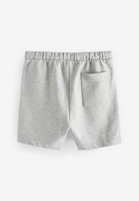 Shorts en coton gris avec une taille élastique, dotés d'une petite poche arrière et d'un tissu doux et texturé.