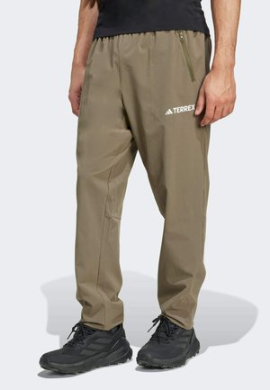 Leichte khakifarbene Wanderschuhe der Marke Terrex mit elastischem Bund, seitlicher Tasche und Logodetail. Hergestellt aus strapazierfähigem, atmungsaktivem Material.