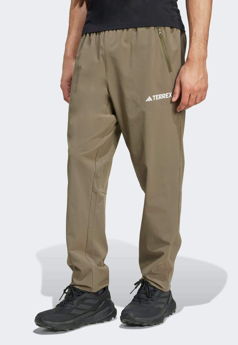 Terrex mærket letvægtige, khaki vandrebukser med elastisk talje, sidelomme og logodetalje. Fremstillet af slidstærkt, åndbart stof.