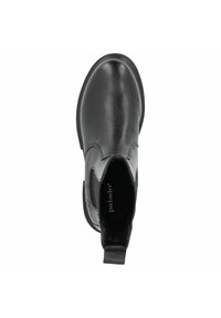 Černá kožená kotníková bota s kulatou špičkou, elastickými postranními panely, poutkem na patě a viditelným názvem značky uvnitř.