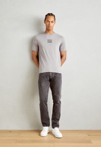 Scotch & Soda REGULAR FIT FRONT BACK ARTWORK - Triko s potiskem - asphalt