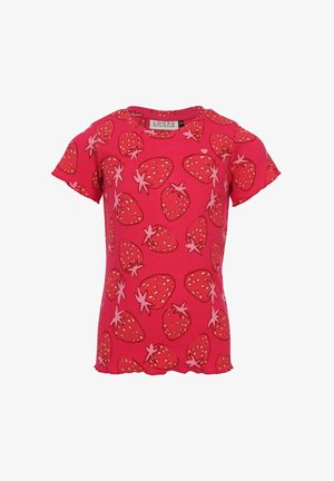 Felroze shirt met korte mouwen en een geribbelde textuur, bedekt met een patroon van grote rode aardbeien met groene bladeren.
