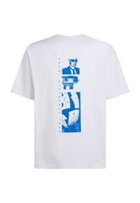 Λευκό T-shirt με κάθετο μπλε γραφικό που απεικονίζει έναν άνδρα με γυαλιά ηλίου, μια κάμερα, αφηρημένα σχήματα και το κείμενο "KARL LAGERFELD JEANS".